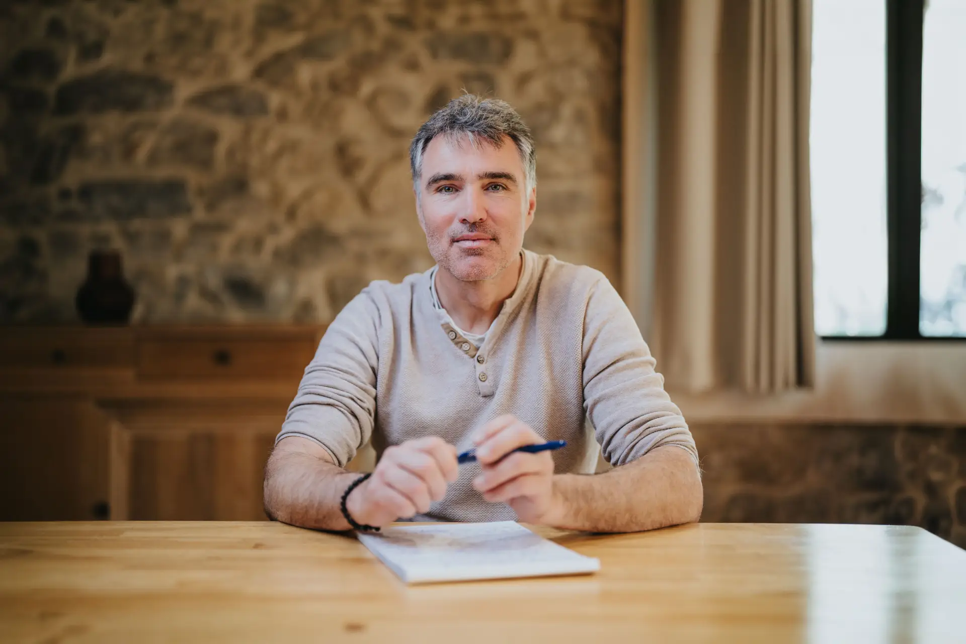 Yannick HEBRAS, Préparateur Mental<br>et Émotionnel du Cavalier à Argens-Minervois, avec un air accueillant